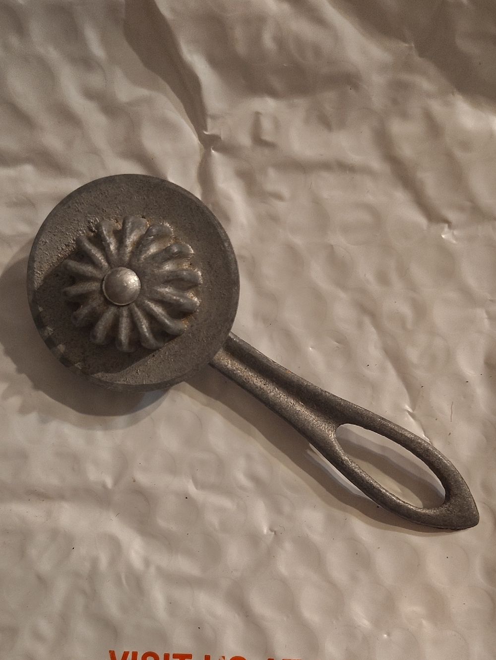 VINTAGE ALUMINUM PIE EDGER WHEEL DOUGH CUTTER, KITCHEN UTENSIL, RETRO